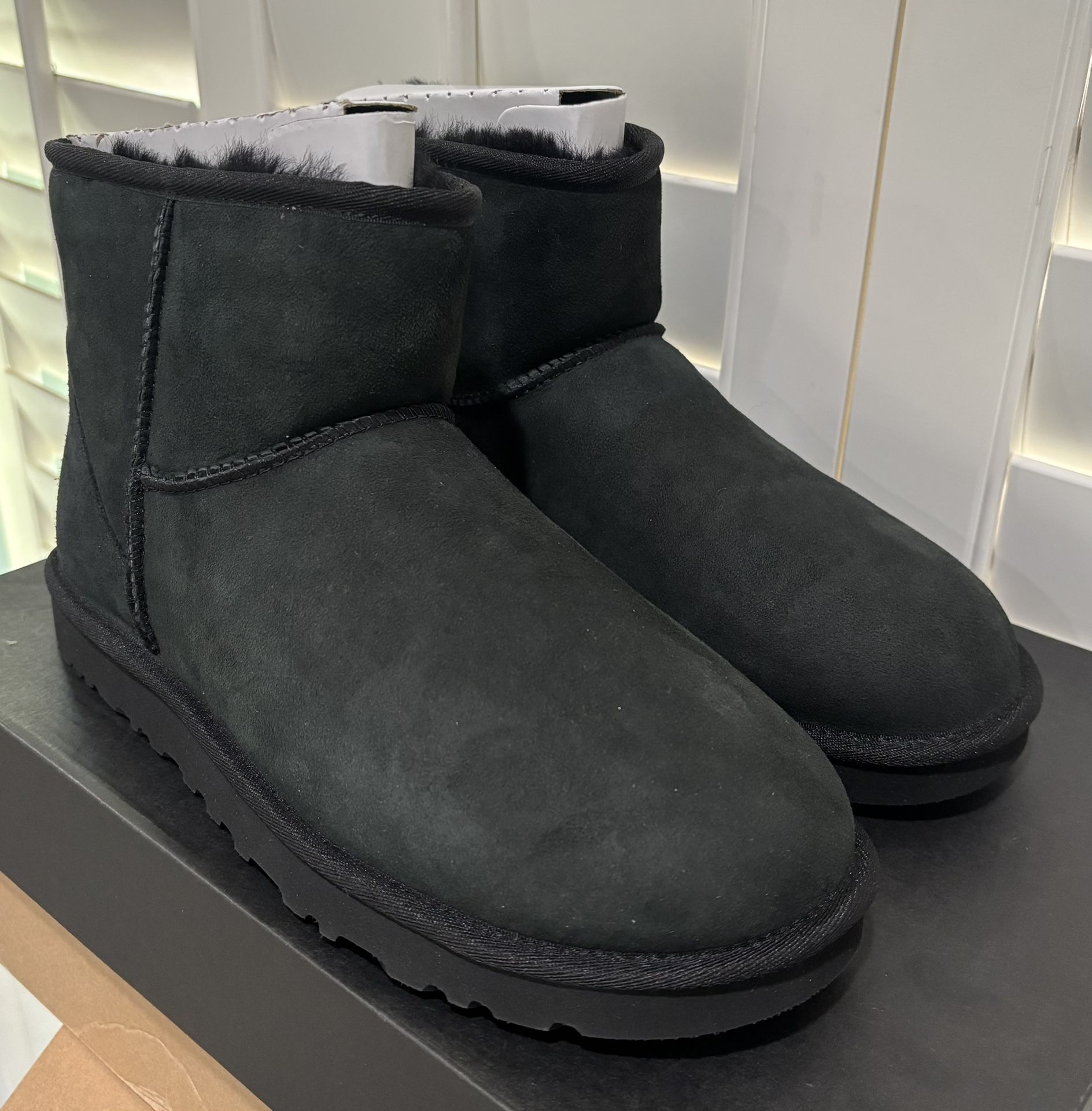 BRAND NEW Black UGG Classic Mini Men display picture 1