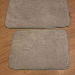 Three mint green bath mats 