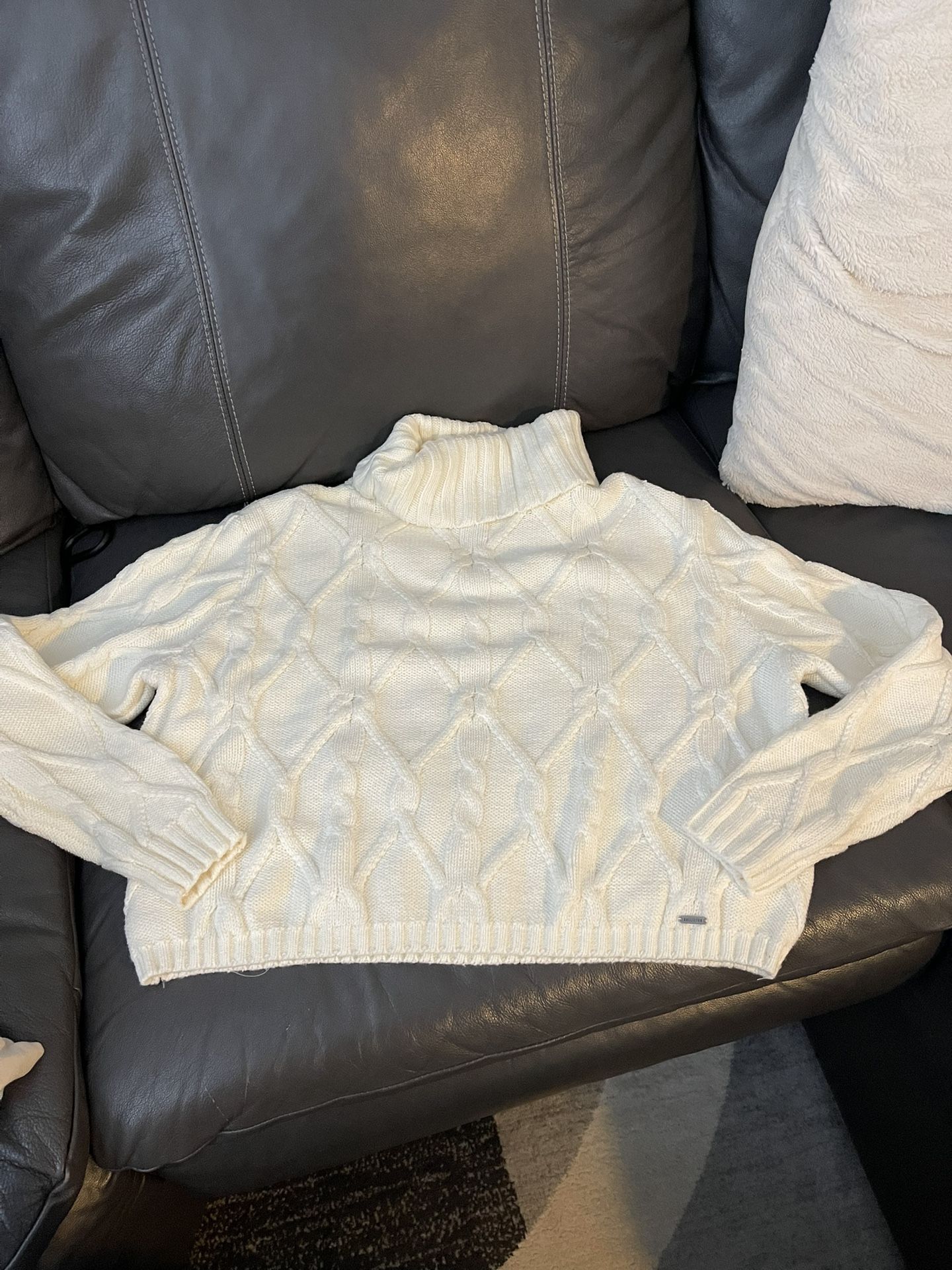 Juniors Turtleneck Cream Sweater, Size Large 