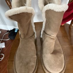 American Eagle Outfitters Ugg Size 9