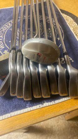 Wilson Staff Di5 Irons and Putter Golf Club Set