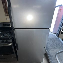 28” Hotpoint Top Freezer Refrigerator 