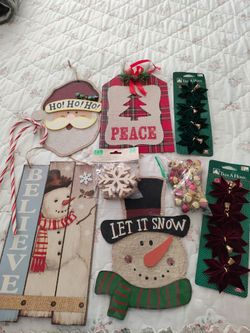 Xmas lot with 4 large plaques to hang. Bells, green and red velvet bows, and wooden snowflakes for painting or crafting