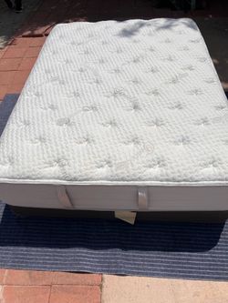 Display Model Queen Mattress only (NO BOX SPRING)