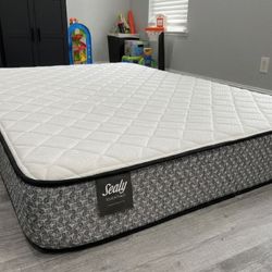 Colchón nuevo de tamaño matrimonial con somier.