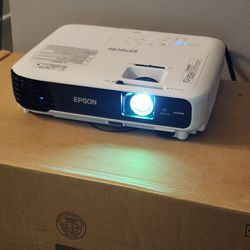 EPSON PROJECTOR 3000 Lumens, 3 LCD, HDMI Connection. 