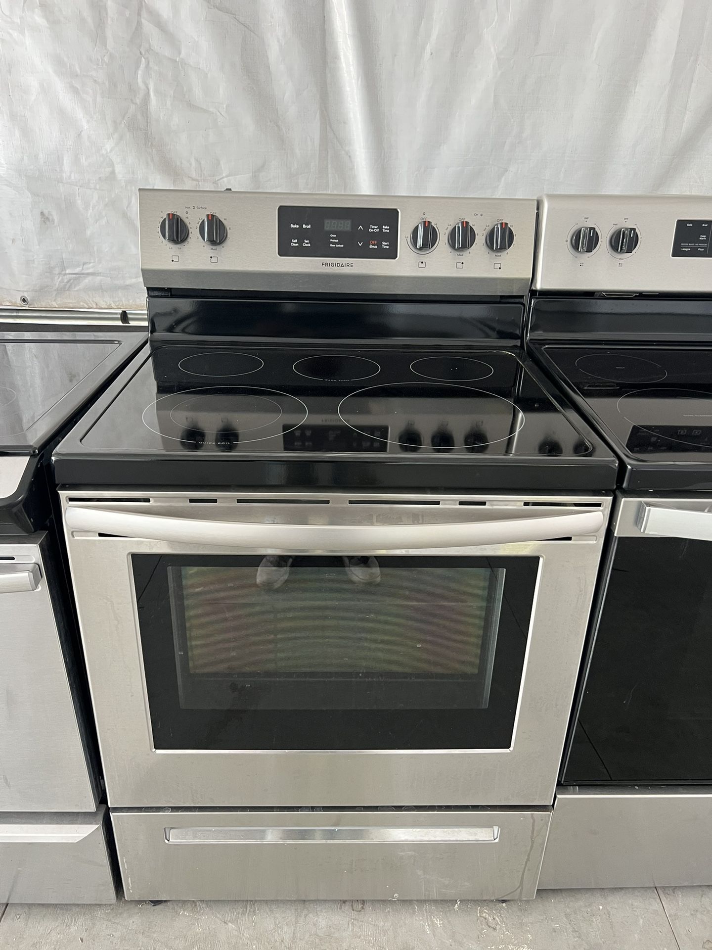 Frigidaire Glasstop Stainless Steel Stove   60 day warranty/ Located at:📍5415 Carmack Rd Tampa Fl 33610📍