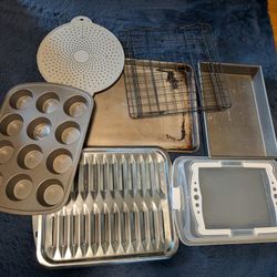 Kitchen Pan Bakeware Lot

Calphalon cookie sheet
Calphalon cake tray
Cake tray with lid
Broiler pan, 2 layer
Drying rack
Muffin tin
Silicon splatter g
