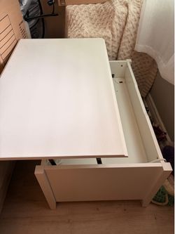 Extendable coffee table