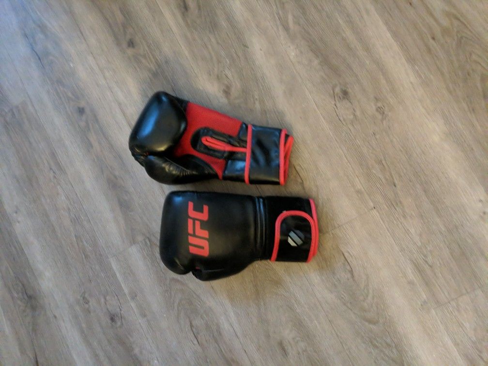 14 OZ UFC Muay Thai/ Boxing Gloves