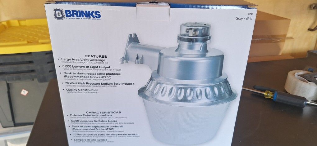 Security Light " Brinks Dust To Dawn Light New"