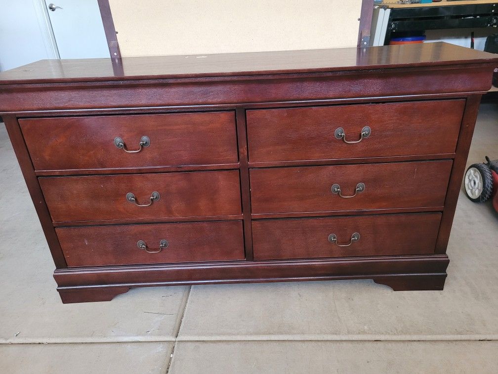 Dresser With Mirror