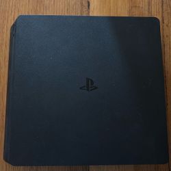 PS4 w/ 2 Controller 