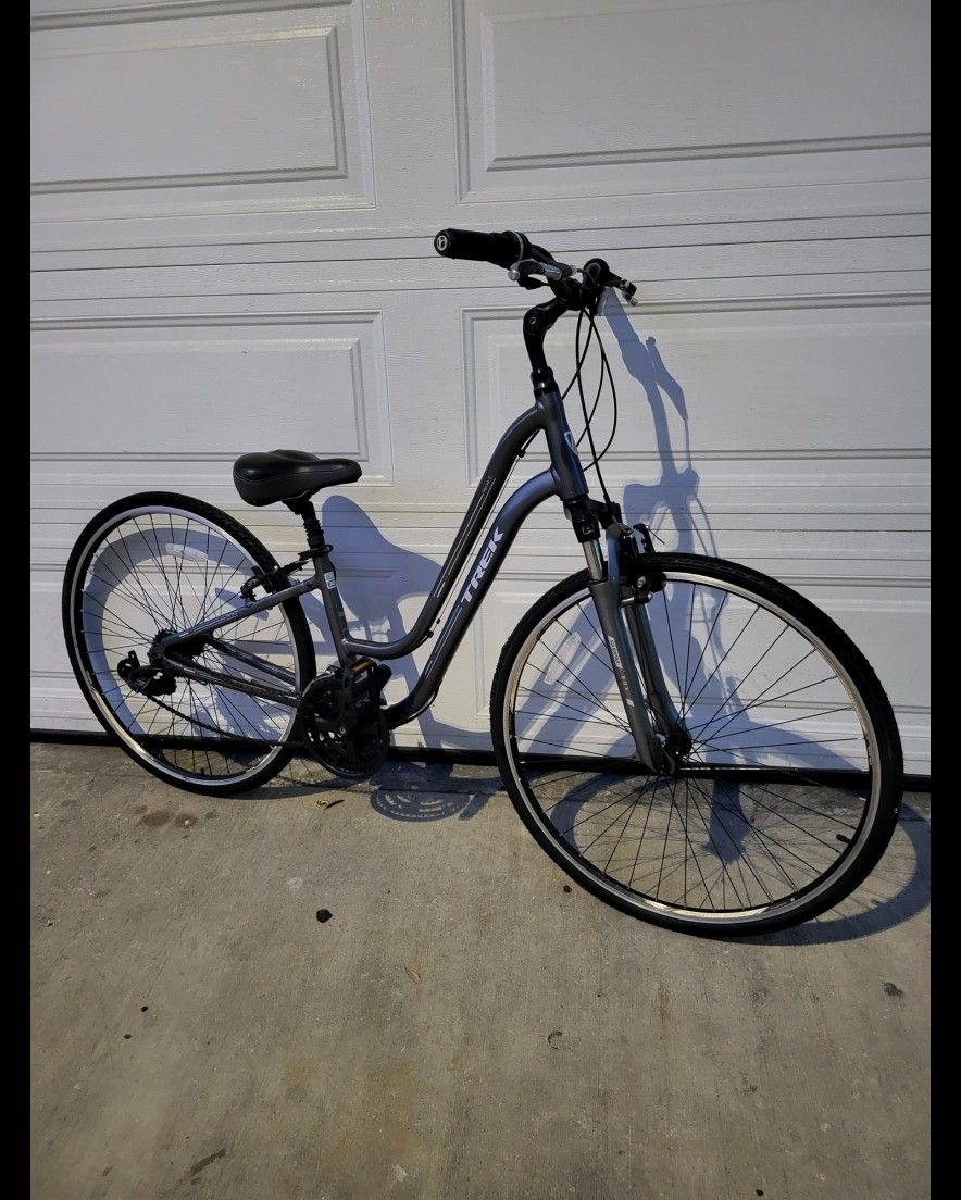 Women Hybrid Size Medium Wheels 700cc Speeds 21 