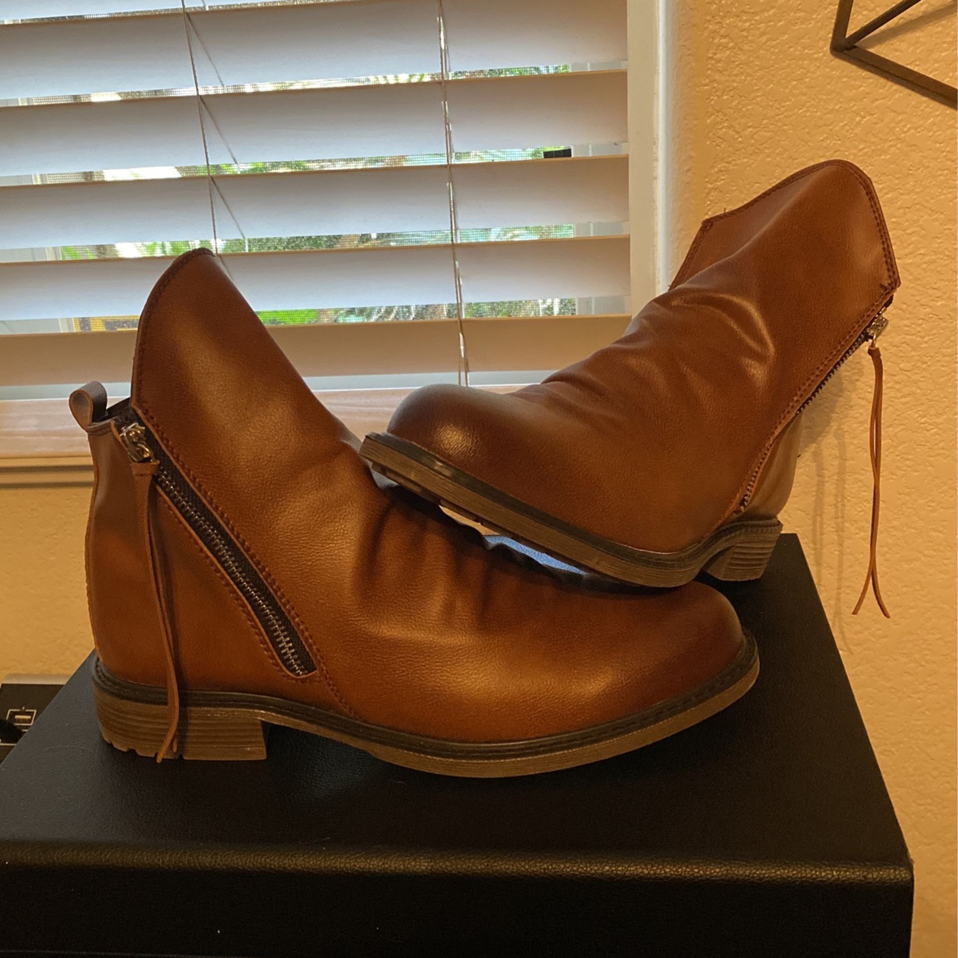 Madixa Men’s Boots Size 9