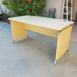Wood Desk in almost new condition!