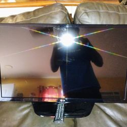 32" LG 1080p HD TV w/ Remote