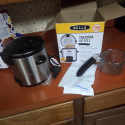 Bella 0.9L Deep Fryer, designed for compact spaces like apartmentsBella 13769 0.9L Stainless Steel Deep Fryer Apartment Size BPA free NIB