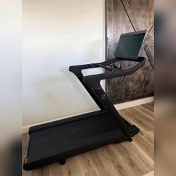 Peloton Treadmill 2025 - Excellent - NEW PT RICHEY, FL