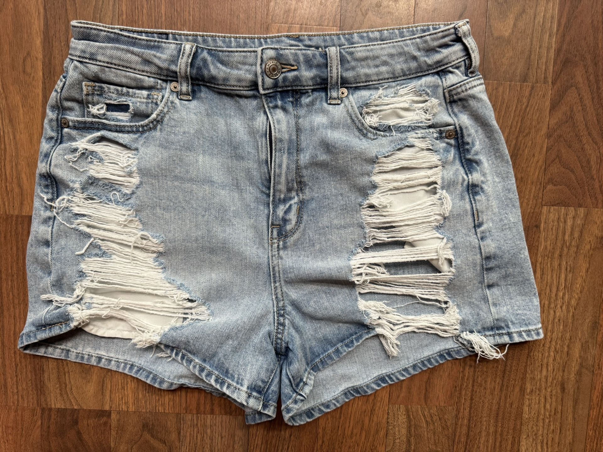 American Eagle Mom Short Womens 10 Light Wash High Rise Distressed Grunge Denim