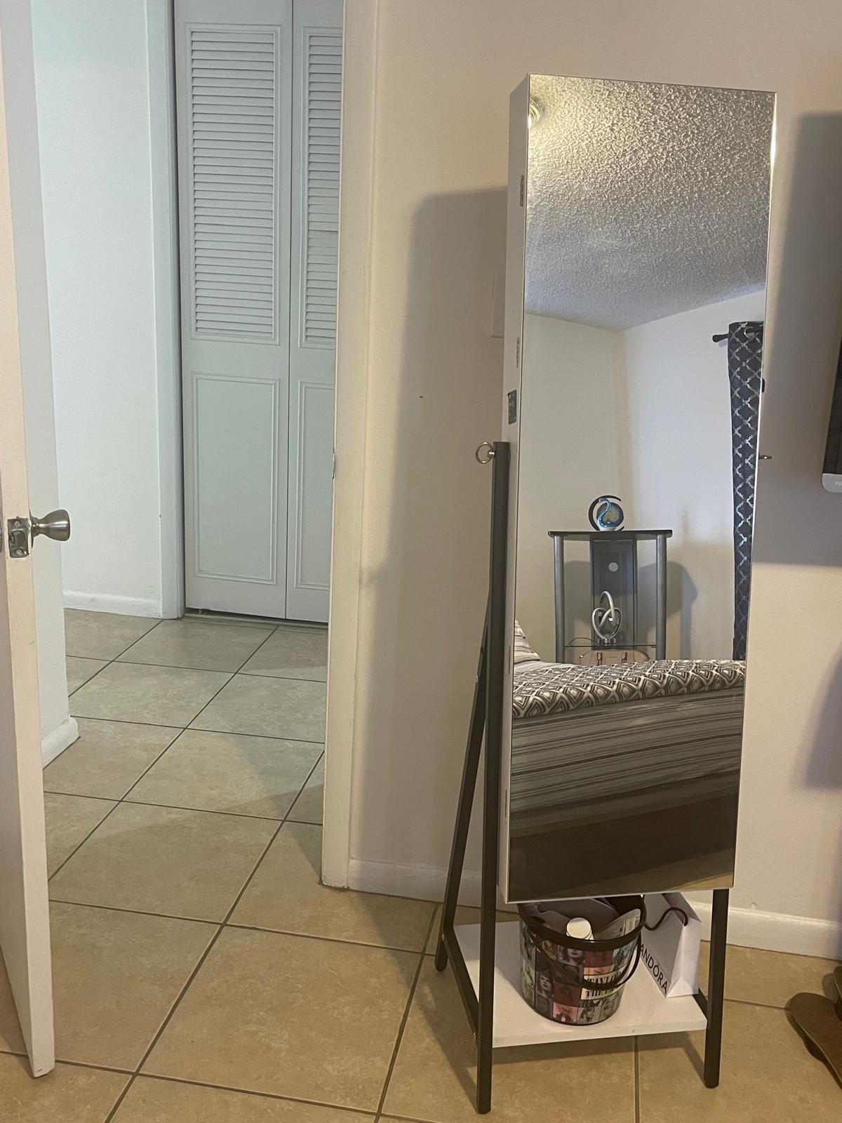 Mirror With Storage/ Espejo Con Espacio Para Guardar