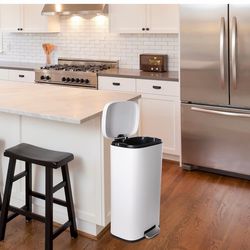White Modern  Style Step Trash Can - New- 8 Gallon 31 L