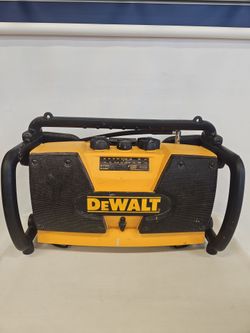 Dewalt DW911 AM/FM Job Site Radio / 9.6 - 18V Charger  P817865-1