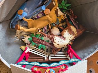 Box full of horses and accessories in great condition