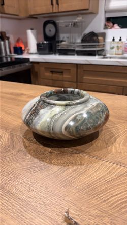 Green peacock marbel vase