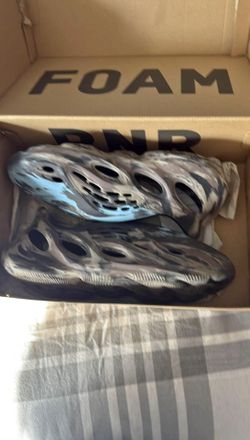 Yeezy Foam Runner “MX Carbon” – Size 8.5 