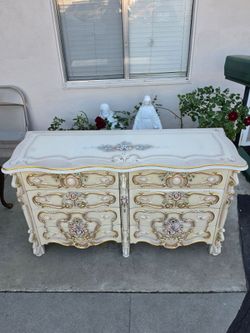 Beautiful vintage SILIK Italian Rococo / Baroque style bombe chest dresser