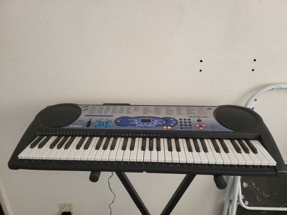 Casio LK-40 Keyboard and Stand 
