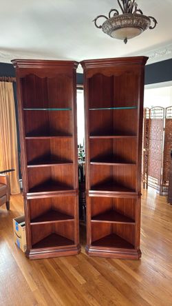 Set of 2 Thomasville Cherry Wood Corner Cabinets