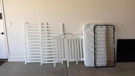 Baby/Toddler crib with mattress and spring