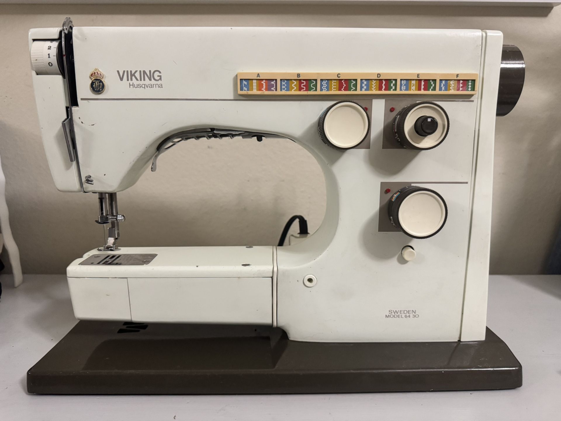 Vintage Viking 6430 All Metal Heavy Duty Sewing Machine Made In Sweden