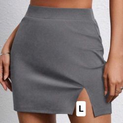 New Women’s Skirt Size Large 