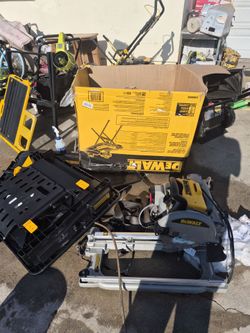 DEWALT
10 in. High Capacity Wet Tile Saw with Stand STORE PRICE excellent condition 1379%