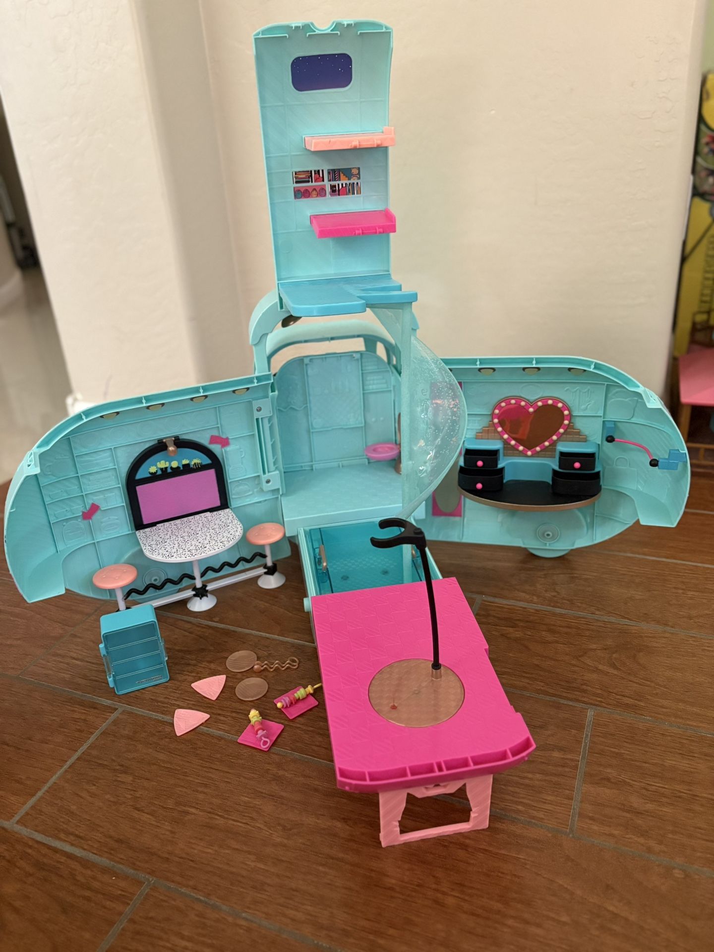 L.O.L. Surprise! OMG Glam N’ Go Camper Playset