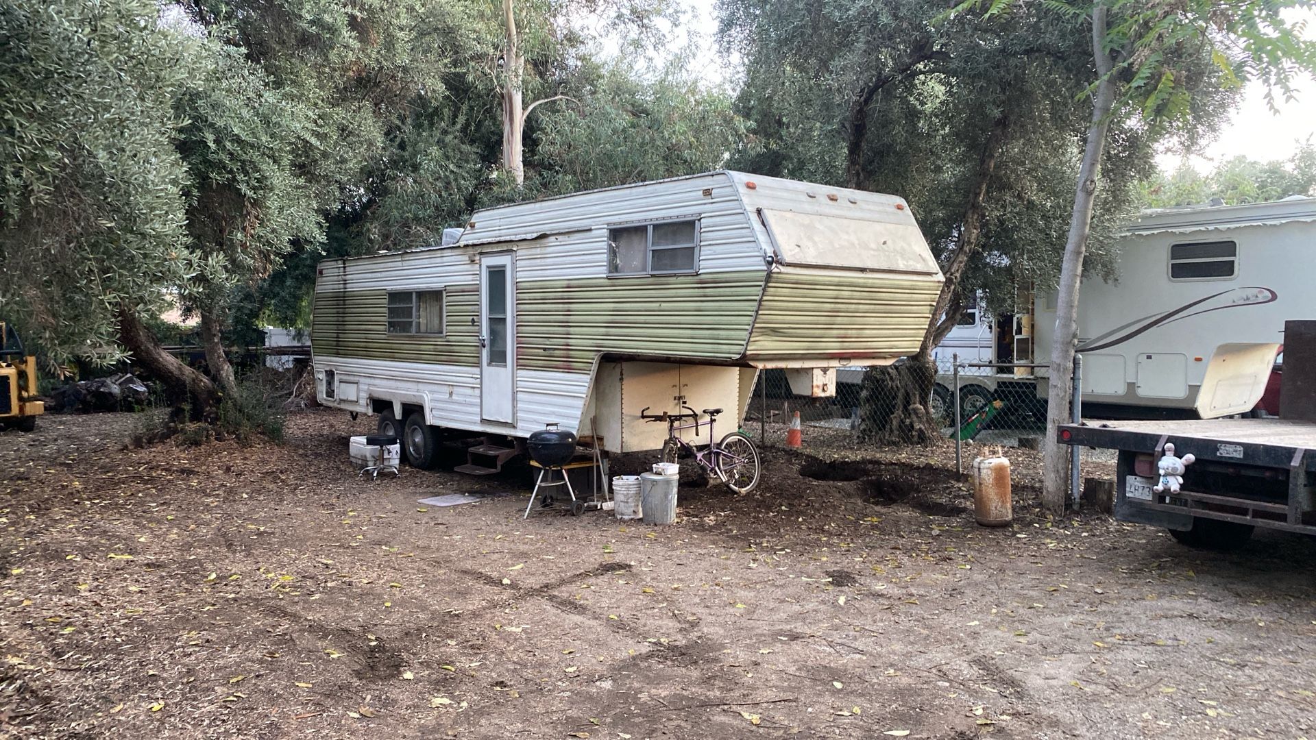 1976 Wilderness 28’ 5th wheel