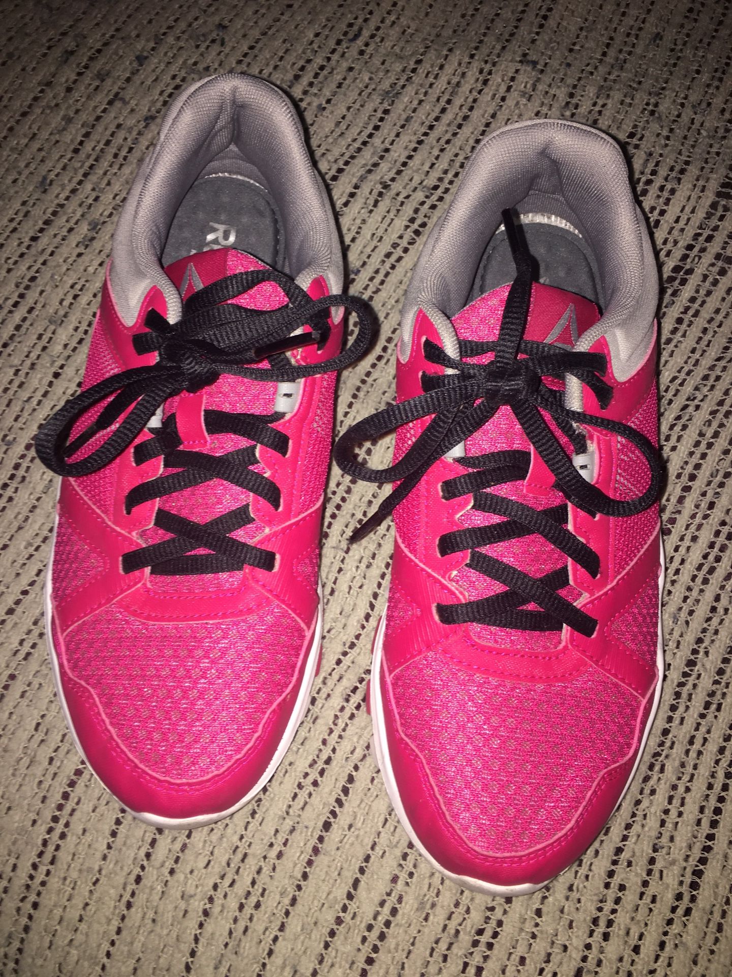 Lnew Reebok tennis shoes size 8 very nice only $25 firm