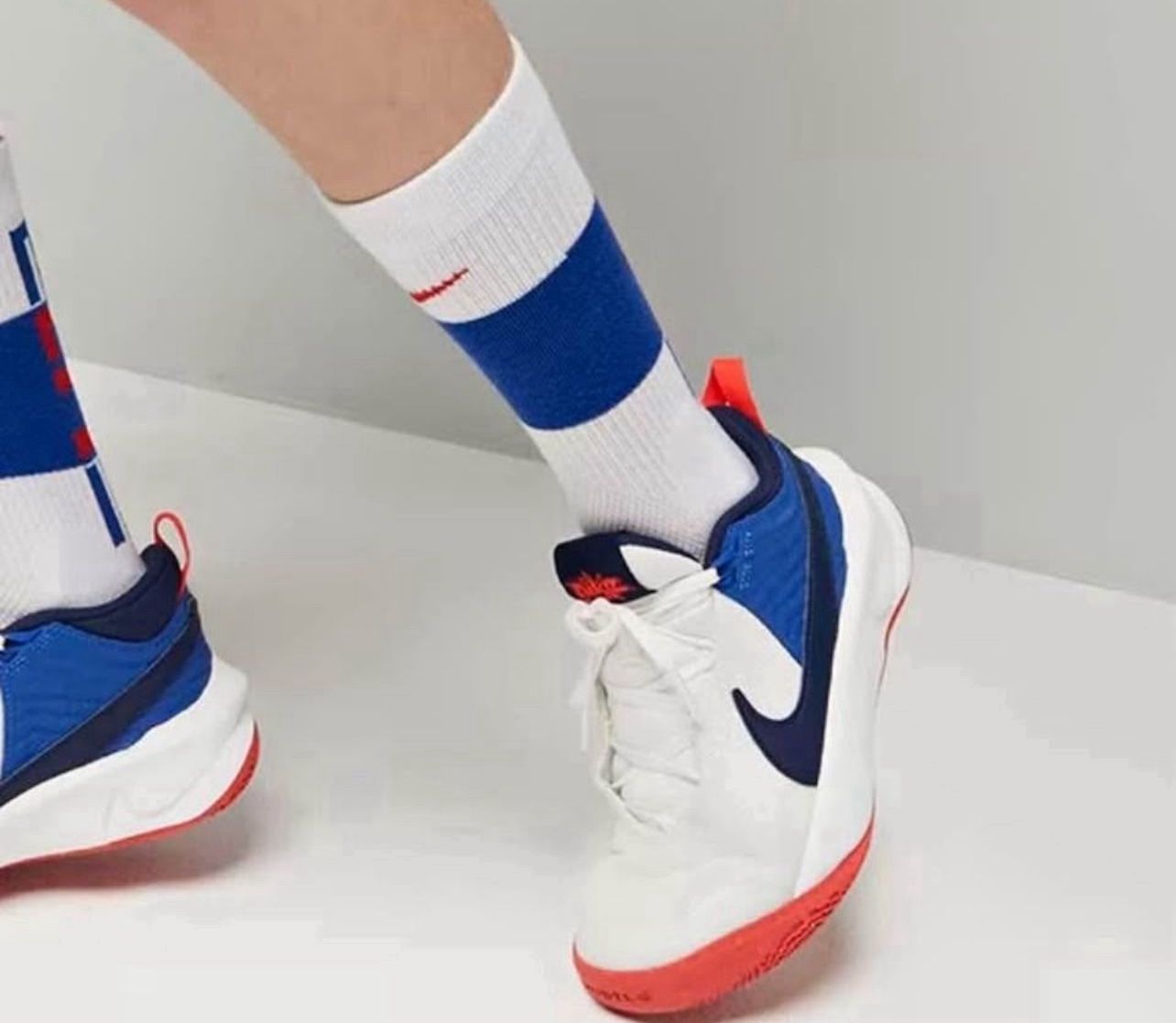 NIKE TEAM HUSTLE D10 GS 'WHITE GAME ROYAL' Size 6Y  