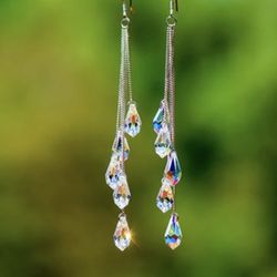 E181- Beautiful Sparkling 10 White Stone Fashion Earrings!