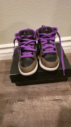 Air Jordan 1 mid " Purple Mocha" size 13.5