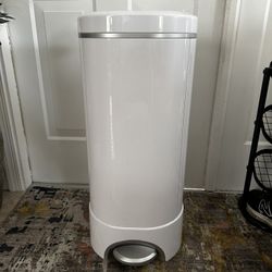 Munchkin STEP Diaper Pail, Powered by Arm & Hammer