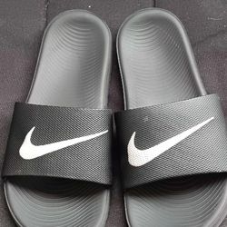 Nike Kids Size 6 Black & White Slip On Slide Shoes