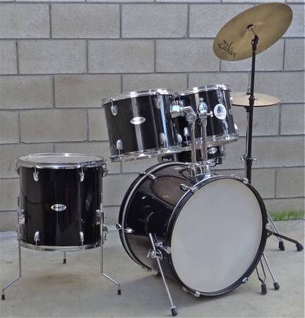 PRICE IS FIRM Fender Starcaster Drum Set Black with Cymbals and Hardware