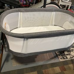 Chicco Swinging Bassinet - Great condition