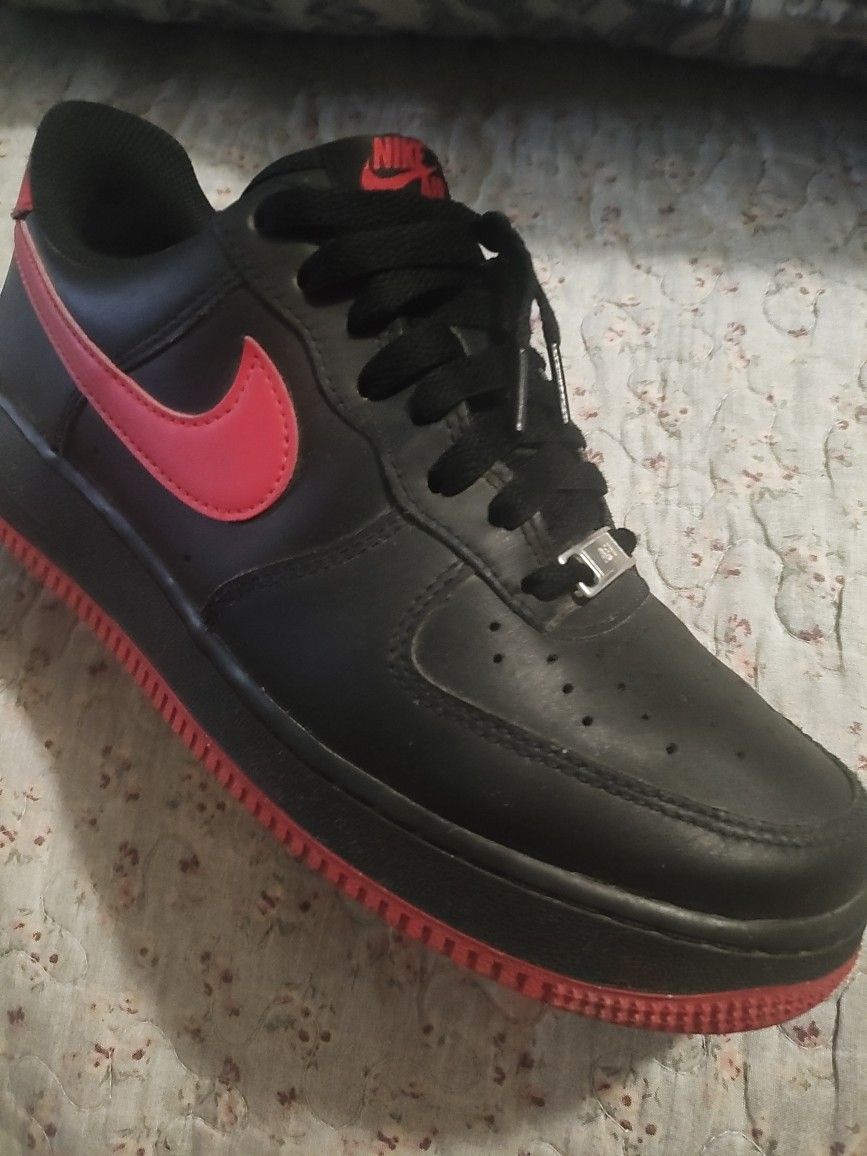 Men's Nike Air Force 1s "Bred"