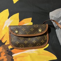 Louis Vuttion Pouch