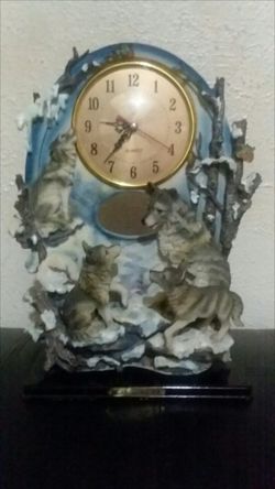 RARE-HARD TO FIND - NORTH AMERICAN TIMBER WOLF CERAMIC CLOCK. (WORK'S GREAT!)